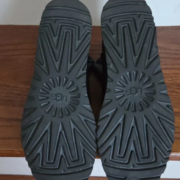 UGG Black Leather Booties Ladies size  7 - Picture 6 of 6